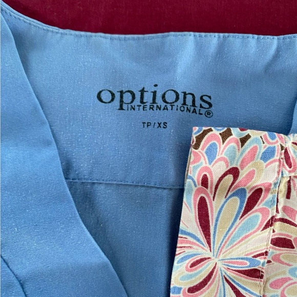 Women’s scrub tops - Picture 3 of 3